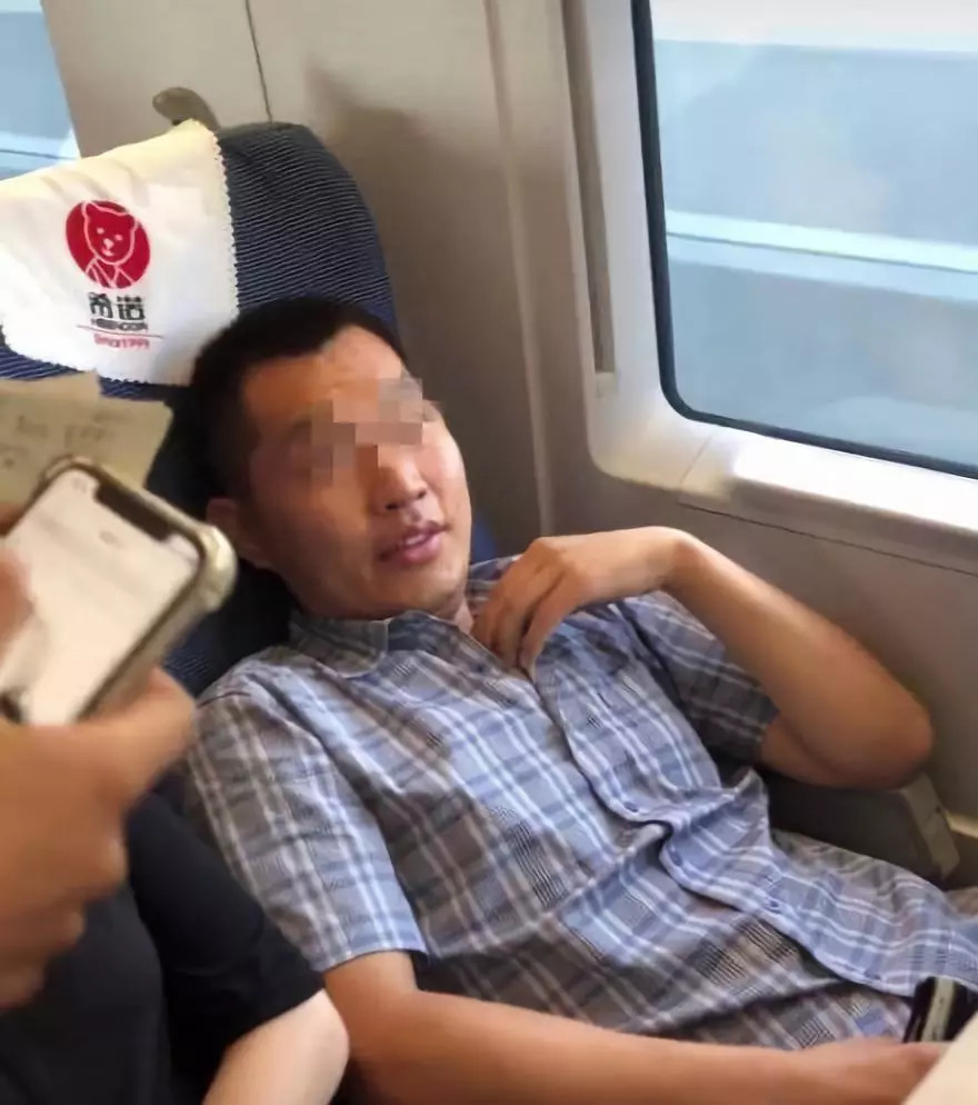 进返京人员落地三天三检,返京路上高铁被霸座曝光实验室研究院小说-第2张图片